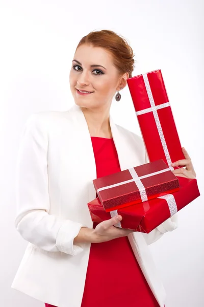 Jeune fille en robe rouge avec cadeau boîte rouge. Belle fille aux cheveux roux sur blanc . — Photo