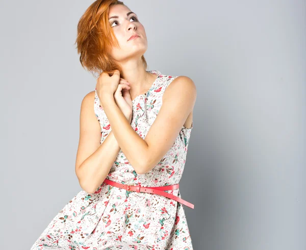 Hermosa chica joven en un vestido de cóctel corto. Retrato de moda. estilo de pelo — Foto de Stock