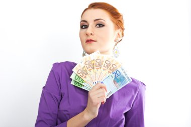 Kızıl saçlı kız euro banknot ile. Parlak gömlekli ince kız portresi