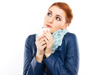 Bir fincan sıcak kahve ile genç Kızıl saçlı kız