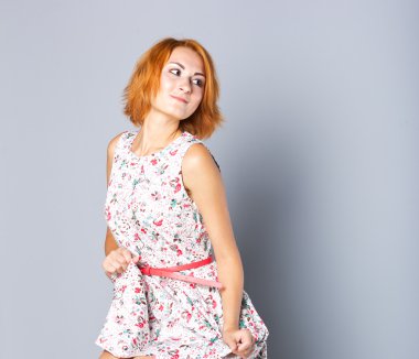 güzel genç kız kısa kokteyl elbisesi. moda portre. saç stili