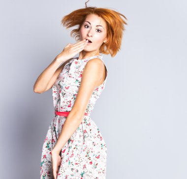 bir atlama ince kırmızı saçlı kız. tam büyüme güzel kız portresi. moda portre