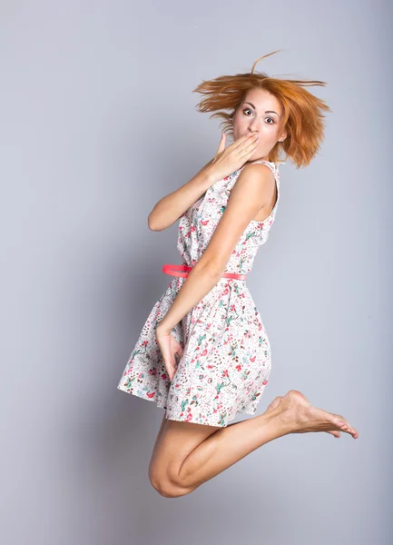 Menina de cabelos ruivos magro em um salto. Retrato de menina bonita em pleno crescimento. retrato de moda — Fotografia de Stock