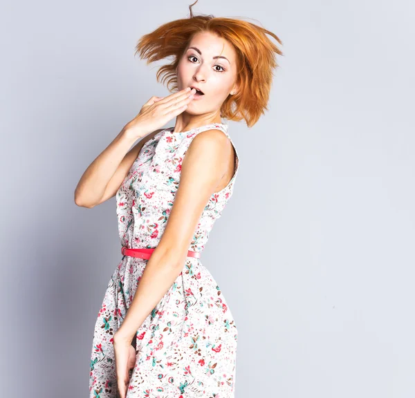 Chica de pelo rojo delgado en un salto. Retrato de hermosa chica en pleno crecimiento. retrato de moda — Foto de Stock