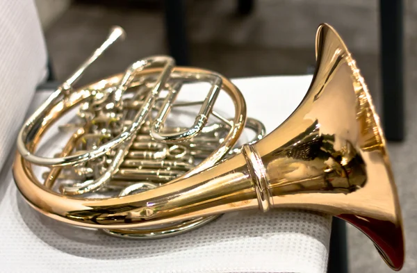 Cuerno francés en la sala de conciertos. Instrumento de viento. Cuerno francés. Cuerno. Concierto de música clásica. Gran Orquesta Sinfónica — Foto de Stock