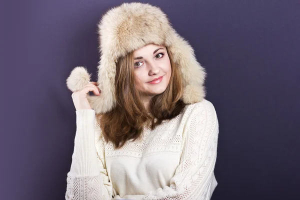 Vacker ung flicka i en ljus päls hatt. Porträtt av en flicka med rättvis hår. Päls. pälsmössa — Stockfoto
