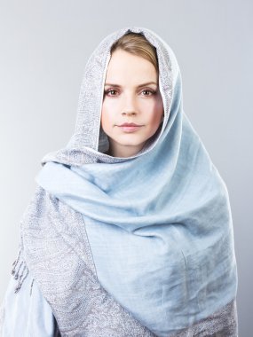 Güzel sarışın mavi şal içinde. Moda kız portresi. Sarışın genç portresi. Güzel sarışın. ihale kız