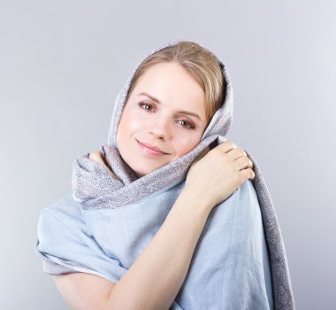 Güzel sarışın mavi şal içinde. Moda kız portresi. Sarışın genç portresi. Güzel sarışın. ihale kız