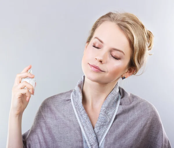 Beautiful blonde gets perfume. Beautiful girl. Spray perfume. blonde — Stock Photo, Image