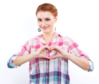 Kalp şeklinde elinde tutan genç kız. Kalp. Aşık. parlak kız