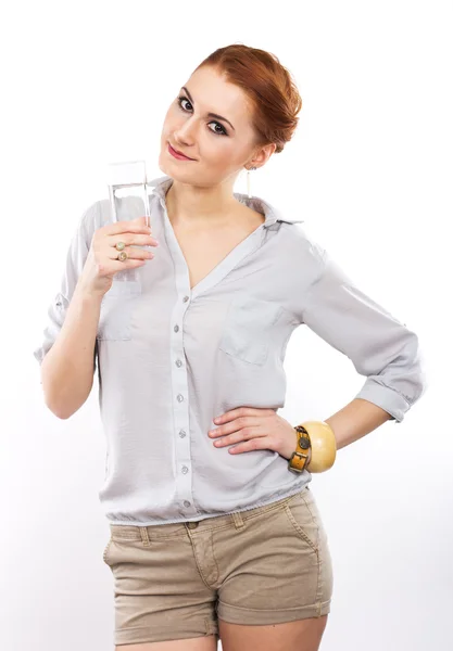 Glad ung tjej med ett glas vatten. Ett glas vatten. Hälsosamt liv. Rödhårig Tjej — Stockfoto