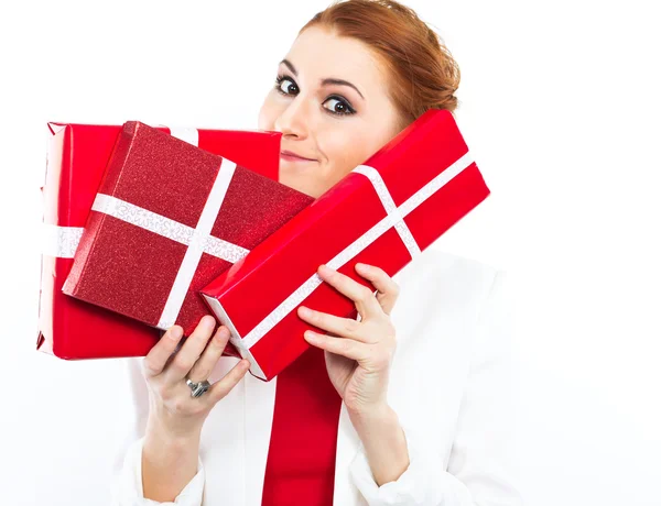 Jeune fille en robe rouge avec cadeau boîte rouge. Belle fille aux cheveux roux sur blanc . — Photo