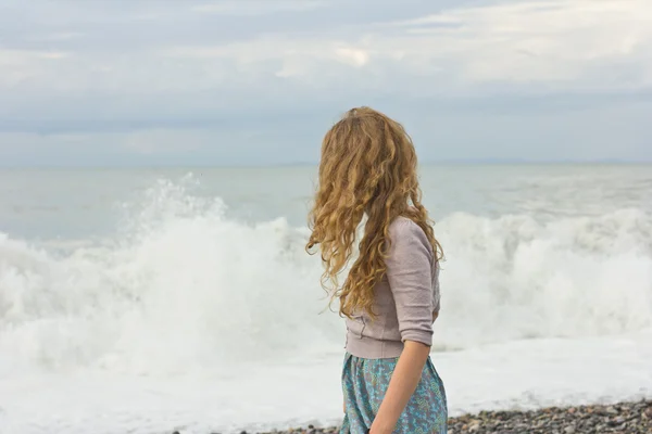 La hermosa rubia con el pelo rizado de vacaciones junto al mar — Foto de Stock