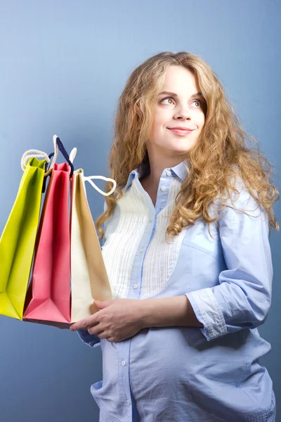 Mladá těhotná blondýna na shopping.woman pár nakupování portrét. Nákupní tašky. — Stock fotografie