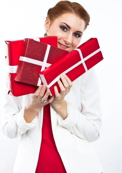 Jeune fille en robe rouge avec cadeau boîte rouge. Belle fille aux cheveux roux sur blanc . — Photo