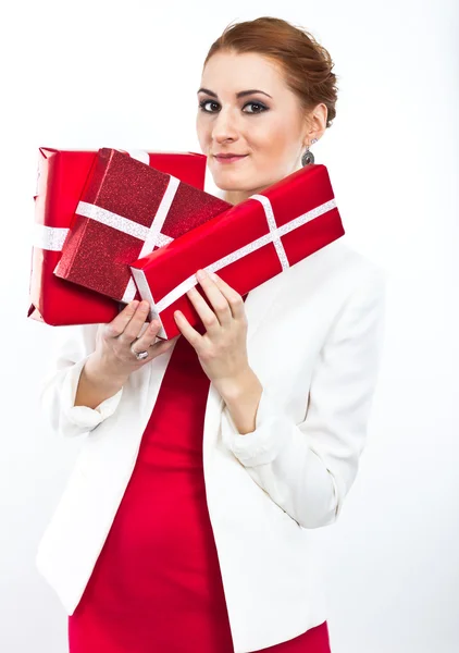 Giovane ragazza in abito rosso con regalo scatola rossa. Bella ragazza dai capelli rossi su bianco . — Foto Stock