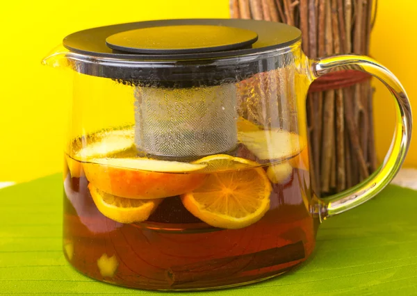 Стеклянный чайник с черным чаем. Имбирный чай с корицей. Чай для здоровья — стоковое фото
