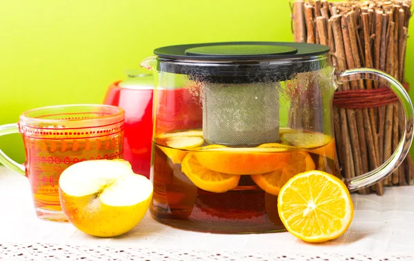 玻璃茶壶配红茶。肉桂的生姜茶。健康的茶 — 图库照片