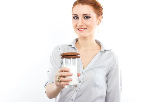 Ung flicka med ett glas mjölk och choklad chip cookies. Hälsosam frukost. Porträtt av smal Tjej — Stockfoto