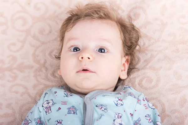 Schönes Baby mit einem schönen Spielzeuge.das Kind in der Krippe — Stockfoto