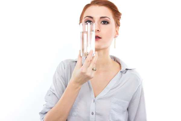 Gelukkig jong meisje met een glas water. Een glas water. Gezond leven. Roodharige meisje — Stockfoto