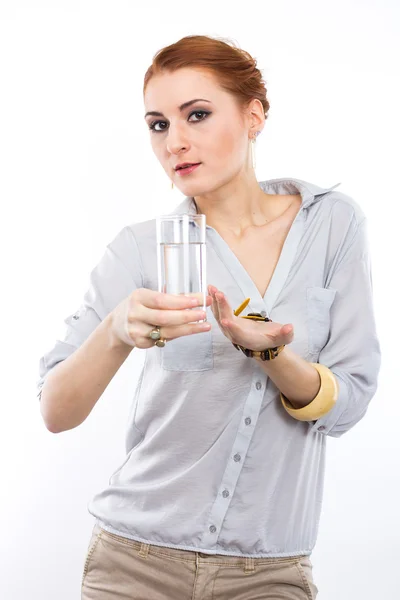 Glad ung tjej med ett glas vatten. Ett glas vatten. Hälsosamt liv. Rödhårig Tjej — Stockfoto