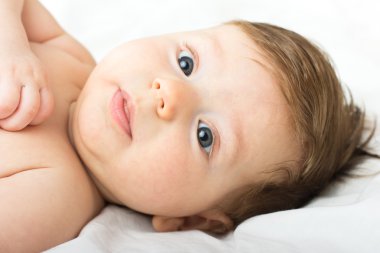 Şirin Bebek beşik içinde portresi. Beyaz yatakta küçük bir çocuk portresi