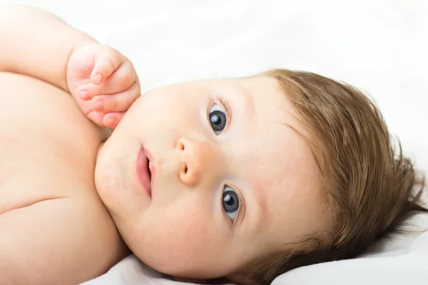 Ritratto di bambino carino nella culla. Ritratto di un bambino in un letto bianco — Foto Stock