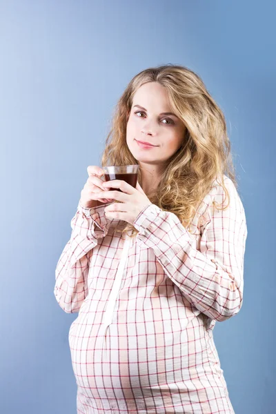 Pregnant blonde drinking tea at home.Portrait.Beautiful pregnant curly blonde — Stock Photo, Image