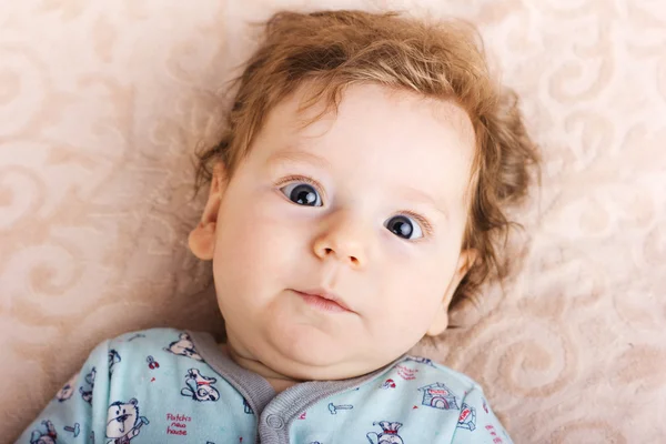 Schönes Baby mit einem schönen Spielzeuge.das Kind in der Krippe — Stockfoto