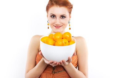 Kızıl saçlı kız Abiye mandalina ile. Uzun Turuncu elbiseli bir kız portresi.