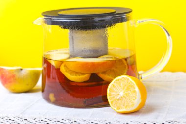 Cam çaydanlık siyah çay. Zencefil çayı ile tarçın. Çay sağlık için