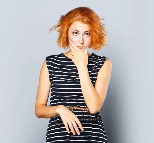 Menina bonita cuida do cabelo curto vermelho. Retrato de uma menina jovem.Mulher estilo de cabelo retrato de moda — Fotografia de Stock