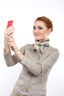 Şık kız elinde bir akıllı telefon ile. Ahududu smartphone. Beyaz bir arka plan üzerinde ince kız portresi