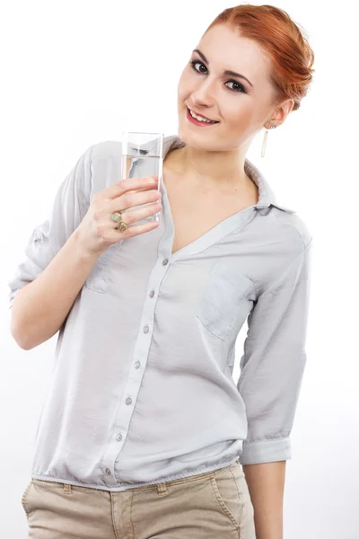 Menina feliz com um copo de água. Um copo de água. Vida saudável. Menina de cabelos vermelhos — Fotografia de Stock