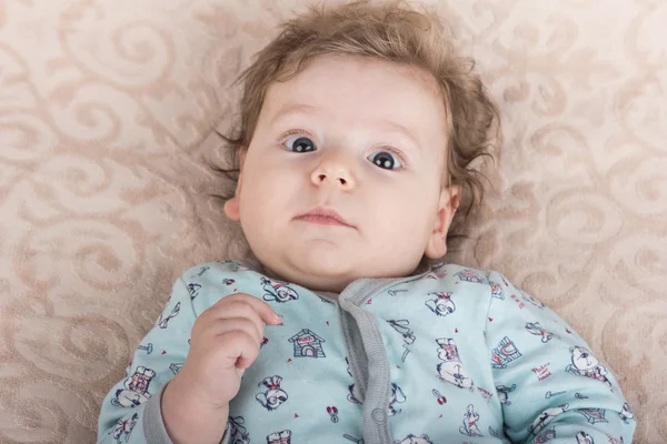 Krásné miminko s krásnou toys.the dítě v postýlce — Stock fotografie