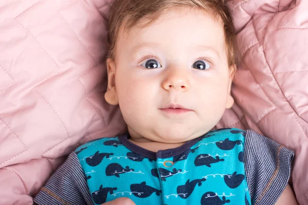 Portret van een naakte kind. Een kind op een witte bed. Knappe jongen. glimlachend kind — Stockfoto