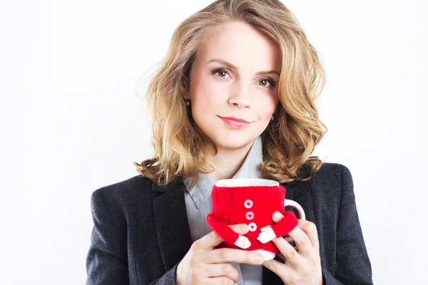 Belle blonde avec une tasse rouge dans les mains. Femme d'affaires. Fermé pour le déjeuner. Un goûter. Isolé sur blanc. Portrait d'une belle blonde — Photo