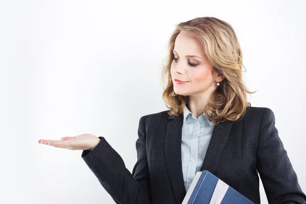 Feliz mujer de negocios con un regalo. Retrato de una rubia con chaqueta sobre un blanco — Foto de Stock