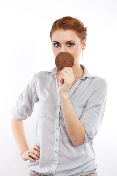 Giovane ragazza con un giro biscotti gocce di cioccolato su uno sfondo bianco. Ritratto di ragazza magra. Colazione sana. biscotti con gocce di cioccolato — Foto Stock