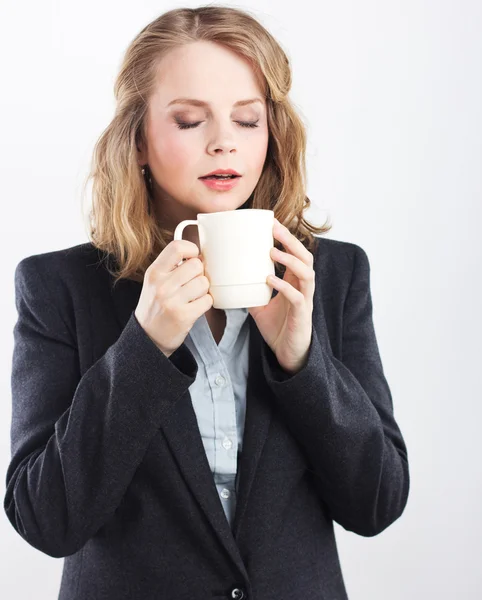 Tea party. Isolerade på vitt. Porträtt av en vacker blonde.coffee break .woman isolerad på vit bakgrund studio porträtt. — Stockfoto