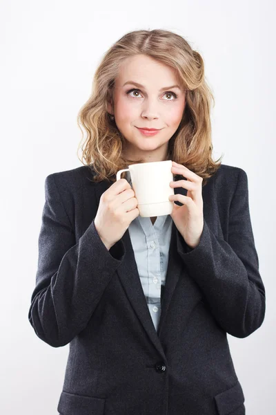 Vacker blondin med en vit kopp. fika .woman isolerad på vit bakgrund studio porträtt. Tea party. Isolerade på vitt. Porträtt av en vacker blondin — Stockfoto