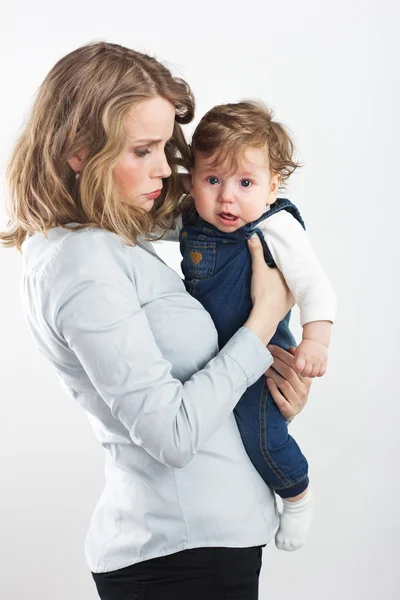 Giovane madre con un bambino tra le braccia. Ritratto di madre e figlio. Bella bionda. bambino pettorale. famiglia felice — Foto Stock