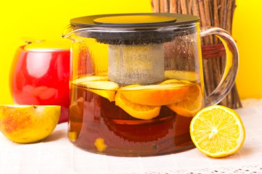 Cam çaydanlık siyah çay. Zencefil çayı ile tarçın. Çay sağlık için