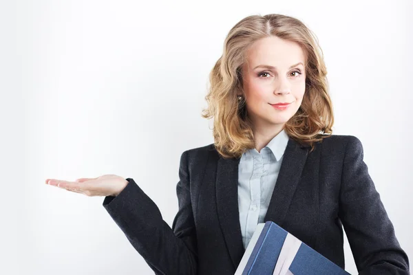 Happy affärskvinna med en gåva. Porträtt av en blondin i en jacka på en white.woman visar copyspace eller något — Stockfoto