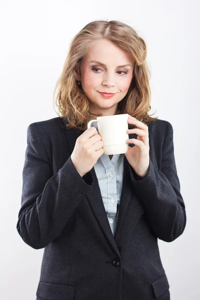 Vacker blondin med en vit kopp. fika .woman isolerad på vit bakgrund studio porträtt. Tea party. Isolerade på vitt. Porträtt av en vacker blondin — Stockfoto