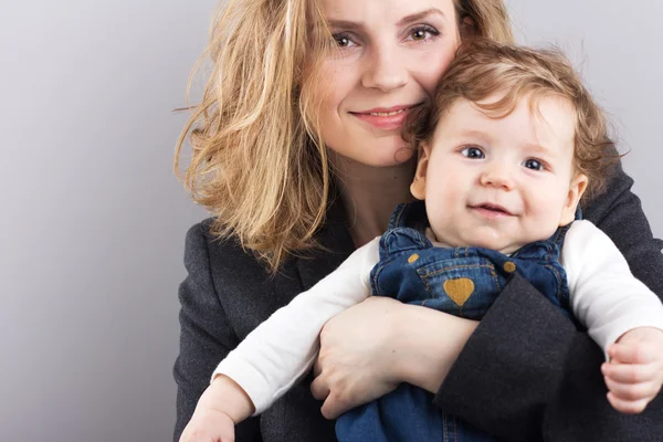 Jeune mère avec un petit garçon dans les bras. Portrait de mère et fils. Belle blonde. bébé pectoral. famille heureuse — Photo