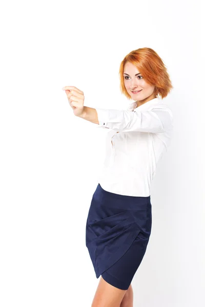 Jonge mooie zakenvrouw met witte visitekaartje in hand. Kantoor werknemer. Office stijl — Stockfoto