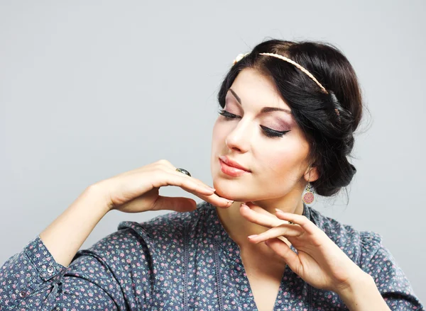 Linda morena em um fundo cinza. Menina cuida da pele.Estilo de cabelo. Maquiagem. lábios gordos — Fotografia de Stock