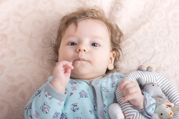 Schönes Baby mit einem schönen Spielzeuge.das Kind in der Krippe — Stockfoto